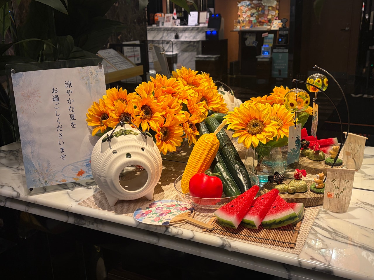 夏の装飾でお客様をお出迎えいたします。